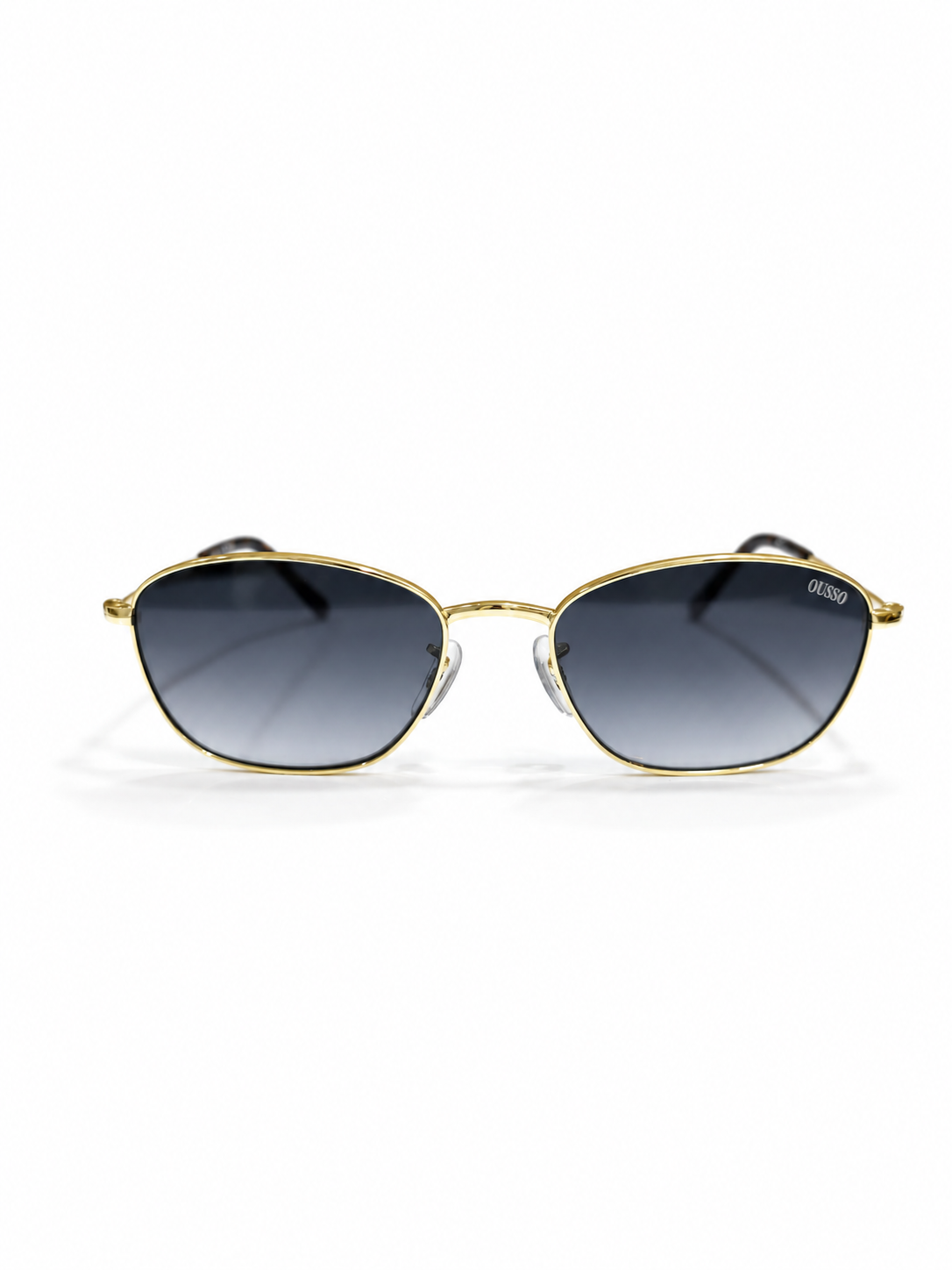 Classic sunglasses on seamless white-2 OUSSO نظارة شمسية بيضاوية - الصورة 1